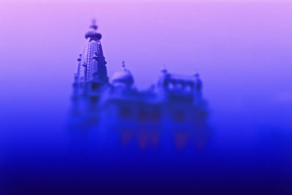 L'illustration d'un chateau qui paraît flotter dans une nuage violet